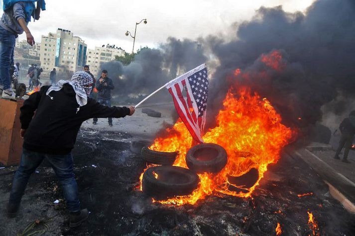 Palestínumenn eru æfir vegna ákvörðunar Donald Trump Bandaríkjaforseta að viðurkenna Jerúsalem sem höfuðborg Ísraels.