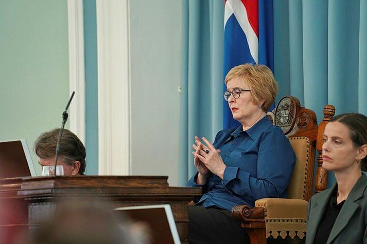 Þórunn Sveinbjarnardóttir, forseti Alþingis, tók ákvörðun um að beita 71. grein þingskaparlaga í dag. Þar með var hægt að stöðva aðra umræðu um veiðigjaldafrumvarp atvinnuvegaráðherra, og greiða atkvæði um það, eftir um 160 klukkustundir af umræðum.