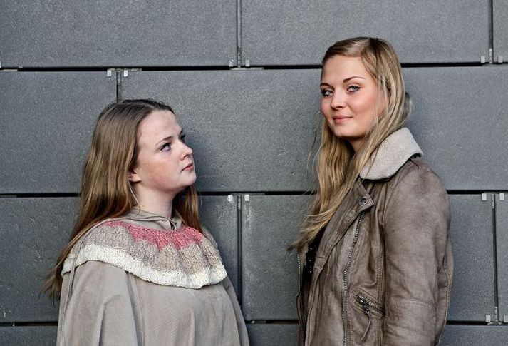 Björg Brjánsdóttir, formaður Herranætur, og Sigríður Dagbjört Ásgeirsdóttir, formaður Nemendamótsnefndar Verzlunarskólans, draga ekki úr gömlum erjum skólanna með því að setja upp nánast sömu sýninguna í febrúar. Fréttablaðið/Vilhelm
