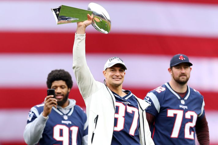 Gronkowski með bikarinn umtalaða