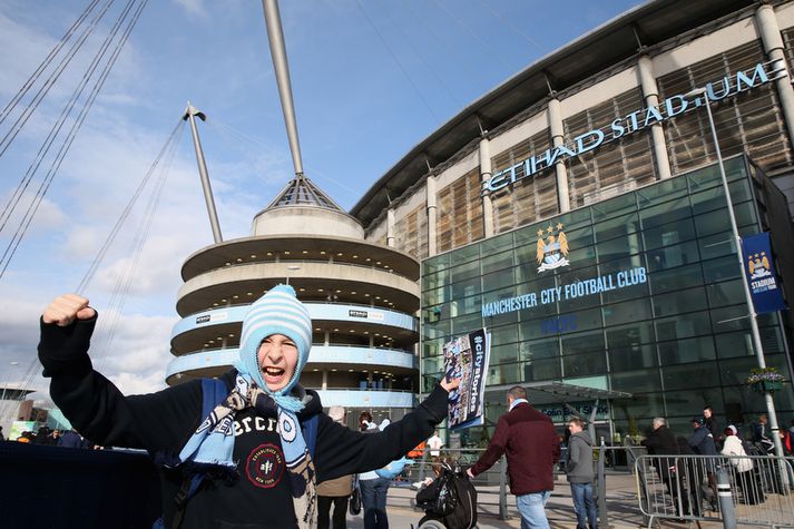Stuðningsmaður Manchester City fyrir utan Etihad-leikvanginn.