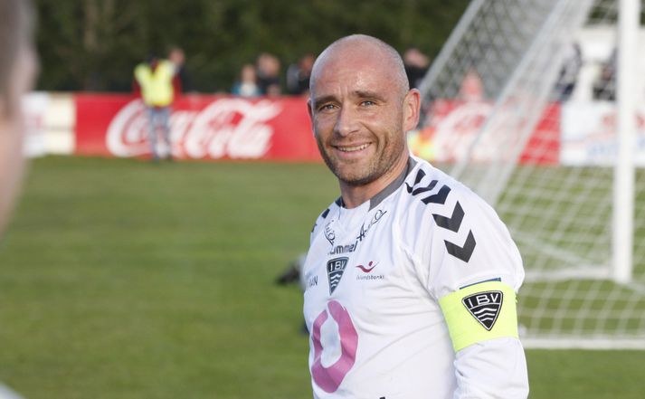 Tryggvi brosir til ljósmyndara í leik með ÍBV árið 2011.