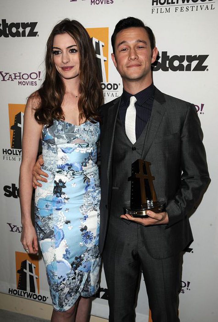 Leikarinn Joseph Gordon-Lewitt tók við verðlaunum sem besti leikari í aukahlutverki fyrir myndina 50/50. Hér er hann ásamt leikkonunni Anne Hathaway.