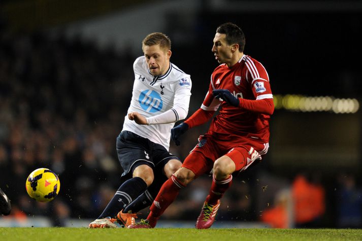 Gylfi Þór í baráttu við Morgan Amalfitano, leikmann West Brom, á öðrum degi jóla.