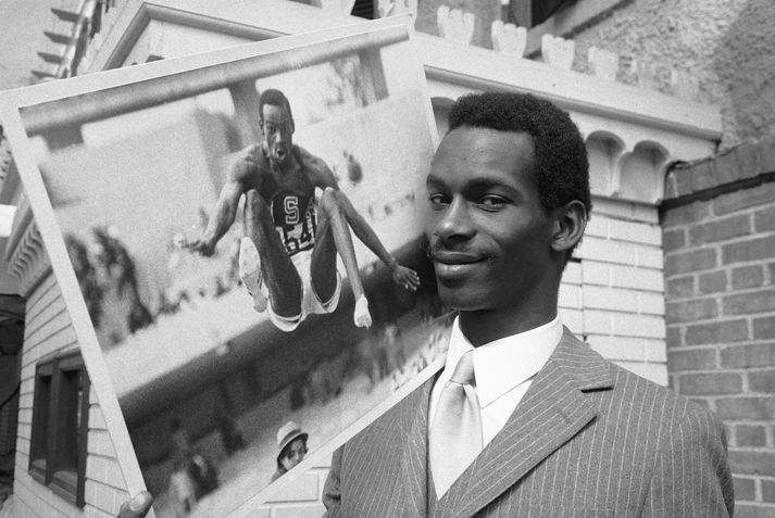 Bob Beamon við mynd af sér í sigurstökkinu á Ólympíuleikunum í Mexíkó 1968.