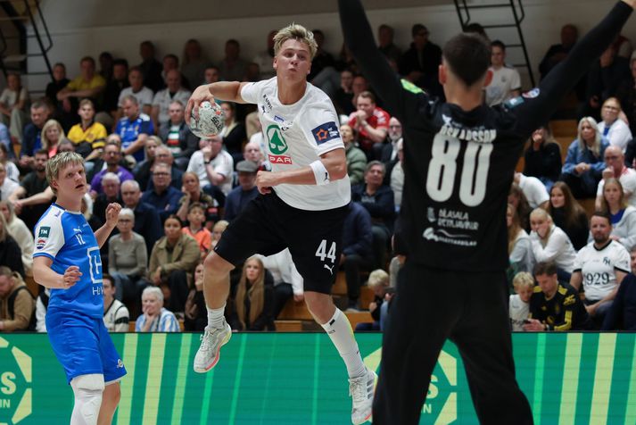 Brynjar Narfi Arndal snýr boltann framhjá Sigurði Dan Óskarssyni. 