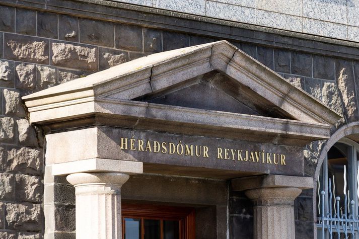 Maðurinn er ákærður fyrir tilraun til manndráps, brot gegn valdstjórninni og kynferðisbrot og brot gegn barnaverndarlögum.