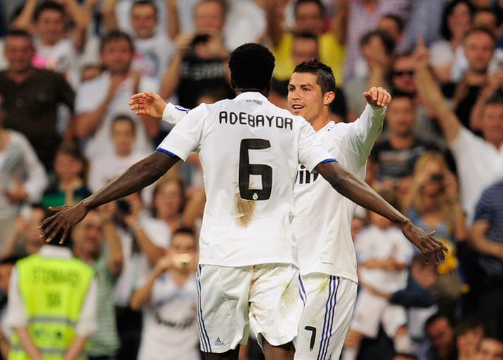 Adebayor fagnar marki ásamt Cristiano Ronaldo í leik með Real Madrid.