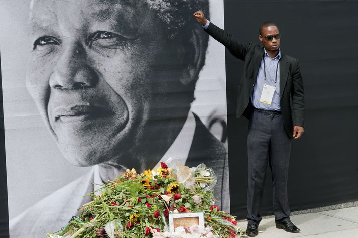 Hátt í eitthundað þjóðarleitoga munu mæta í minningarathöfn um Mandela.