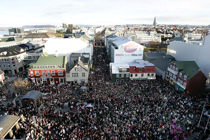 Mannfjöldi í miðbænum. Minnihluti stuðningsmanna stjórnarflokkanna myndi greiða atkvæði með áframhaldandi viðræðum við ESB en meirihluti stuðningsmanna annarra flokka. 