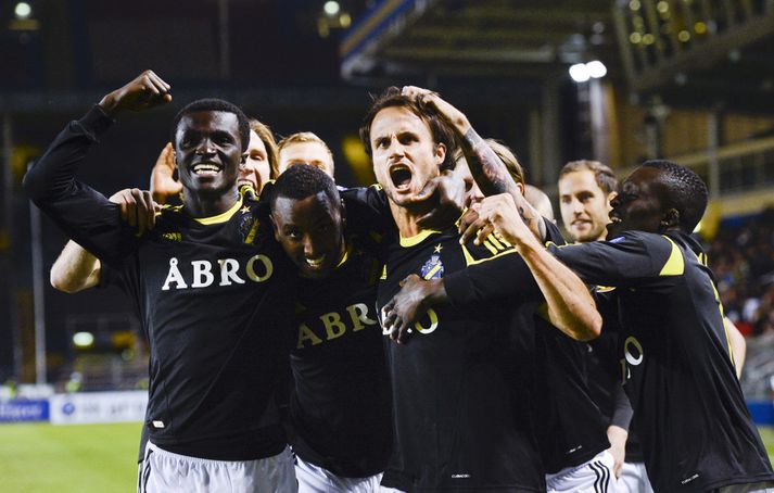 Helgi Valur fagnar marki í leik með AIK