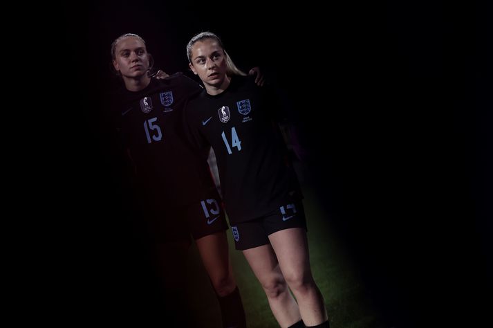 Ensku landsliðskonurnar Esme Morgan og Poppy Pattinson eftir leik enska kvennalandsliðsins í gær en myndin tengist fréttinni ekki beint.