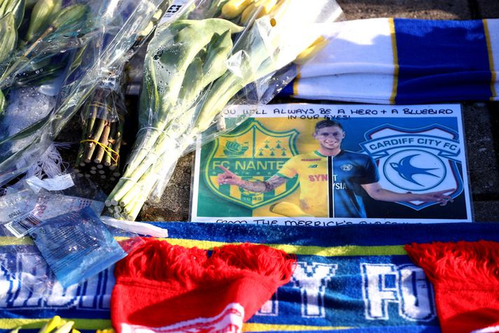 Stuðningsmenn Cardiff City minnast Emiliano Sala fyrir utan leikvang félagsins.