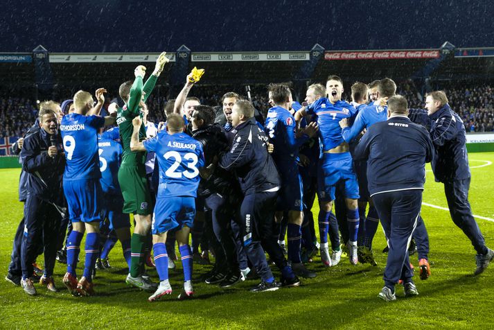 Strákarnir fagna því að vera komnir á EM í Frakklandi. 