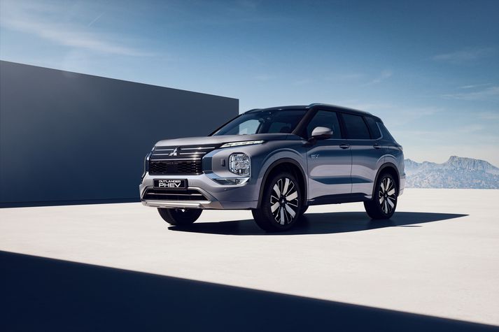 Nýi Mitsubishi Outlander markar nýtt tímabil fyrir einn vinsælasta tengiltvinnbílinn á Íslandi. Hann býður upp á betri aksturseiginleika, meiri þægindi og framúrskarandi fjórhjóladrif sem hentar íslenskum vegum fullkomlega. Bíllinn verður til sýnis hjá Heklu dagana 31. mars til 5. apríl.