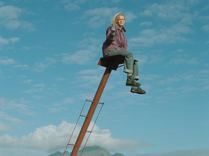 Saga Garðarsdóttir leikur listamanninn Önnu sem er að ganga í gegnum skilnað við sjómanninn Magnús í Ástinni sem eftir er.