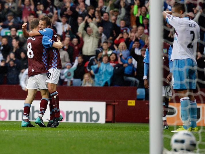 James Milner fagnar marki sínu með Marc Albrighton í gær.