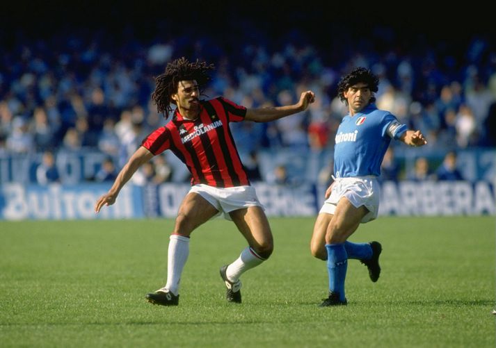 Ruud Gullit og Diego Maradona takast á.