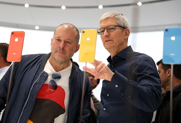 Sir Jony Ive (vinstri) ásamt forstjóra Apple Tim Cook.