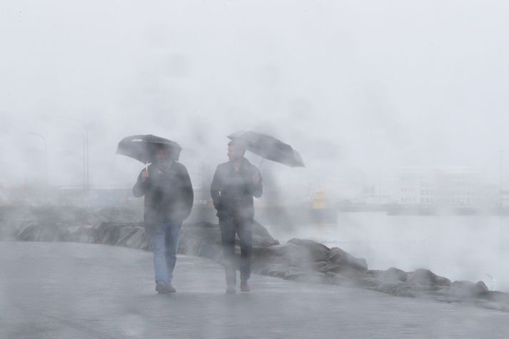 Það mun bæta talsvert í rigningu með morgninum sunnan- og vestan til.