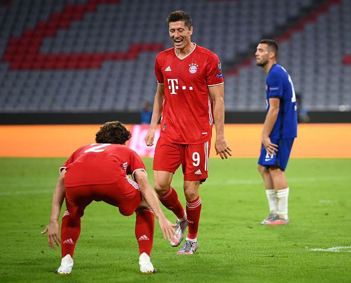 Robert Lewandowski fagnar í kvöld.