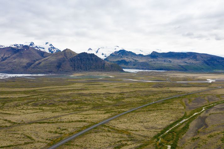 Áreksturinn varð skammt frá afleggjarnum að þjóðgarðinum í Skaftafelli.