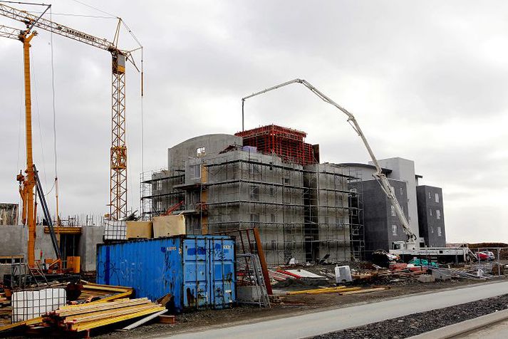 Byggt á ný Skyndilegur endir var bundinn á fyrirhugað íbúðahverfi í Úlfarsárdal þegar efnahagskreppan skall á árið 2008. Hjólin eru farin að snúast þar að nýju.Fréttablaðið/Pjetur