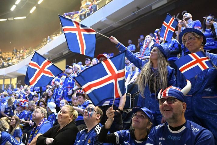 Um er að ræða stuðningsmann íslenska handboltalandsliðsins.