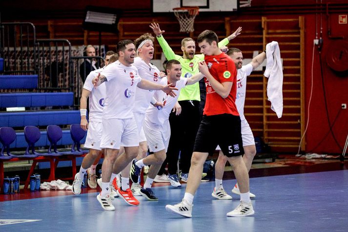 Valsmenn fagna öruggum sigri á Aftureldingu í undanúrslitaleik bikarsins í haust.
