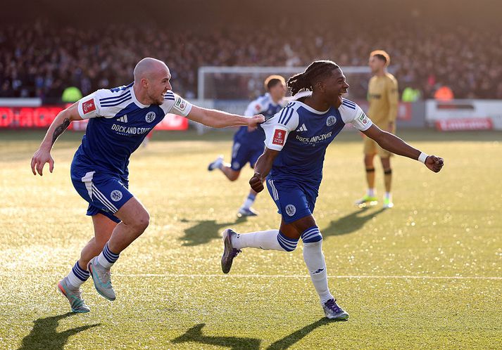 Isaac Buckley-Ricketts fagnar marki sínu gegn bikarmeisturunum.