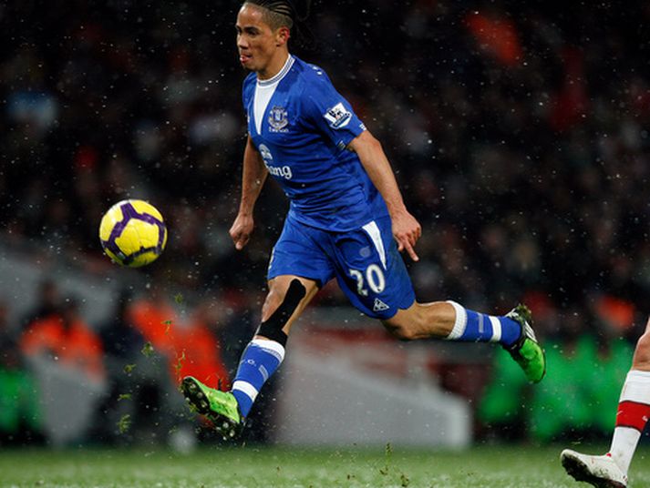 Steven Pienaar sést hér að skora markið sitt.