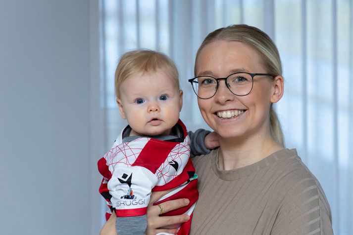 Valgerður Ýr Þorsteinsdóttir með dóttur sína, Sylvíu Líf, sem er að sjálfsögðu í sparifötunum.