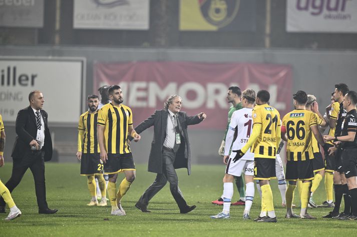 Ecmel Faik Sarialioglu tók leikmenn Istanbulspor af velli í mótmælaskyni í leiknum gegn Trabzonspor í gær.