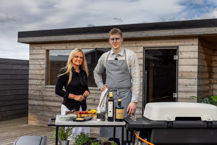 Matreiðsluþátturinn Grillað með Sjöfn hefst næsta þrðijudag á Vísi og Sýn+. Þar fær Sjöfn Þórðardóttir fjölmiðlakona til sín gestakokka sem töfra fram girnilega og stundum óvenjulega grillrétti. Fyrsti gestakokkurinn er Ísak Aron sem var kokkur ársins 2026 og er fyrirliði íslenska kokkalandsliðsins.