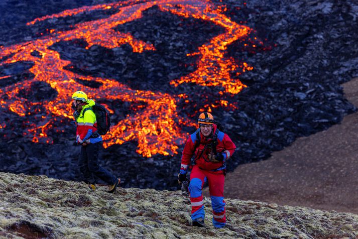 Björgunarsveitarmenn við störf á gosstöðvunum.