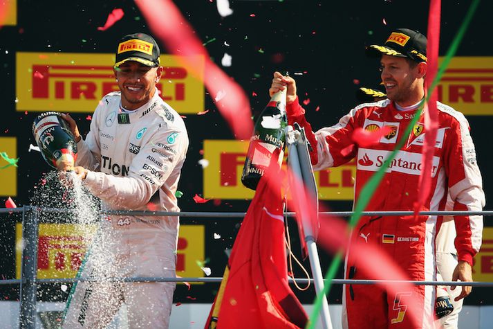 Lewis Hamilton fagnar við hlið Sebastian Vettel sem hefði fengið 25 stig ef Hamilton hefði verið dæmdur úr leik.