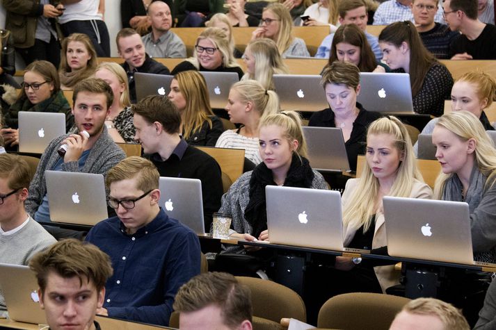 Miklu magni af ítarefni er dreift á meðal nemenda háskólans. Sé það frá erlendum höfundum liggja engir samningar fyrir um greiðslur vegna þess og því er það til dreifingar ólöglega. 