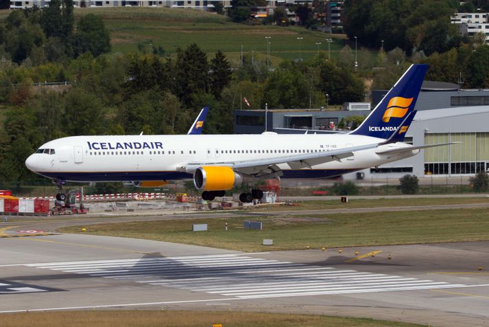 Flugvél Icelandair sést hér lenda í Zürich.