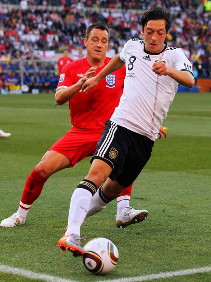 Mesut Ozil í leik með Þýskalandi á móti Englandi á HM í sumar.