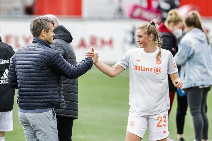 Karólína Lea Vilhjálmsdóttir fagnar með Jens Scheuer, þjálfara Bayern München.