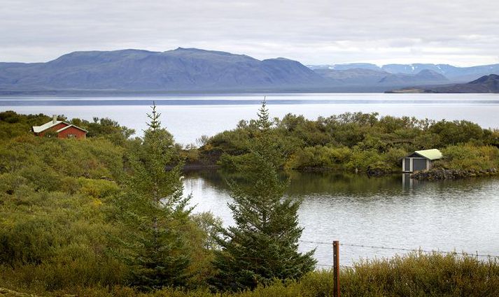 Forstjórinn segist ekki ráða yfir sumarhúsi OR við Þingvallavatn. Íveruhúsið er til vinstri og bátaskýlið til hægri.