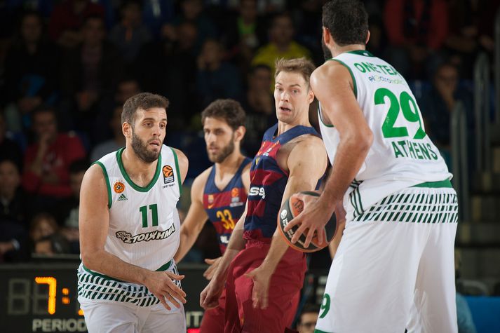 Ioannis Bourousis (númer 29) og Nikos Pappas (11) sjást hér í leik með Panathinaikos á móti Barcelona. Til varnar er Finninn Petteri Koponen sem mun spila við Grikki á EM.