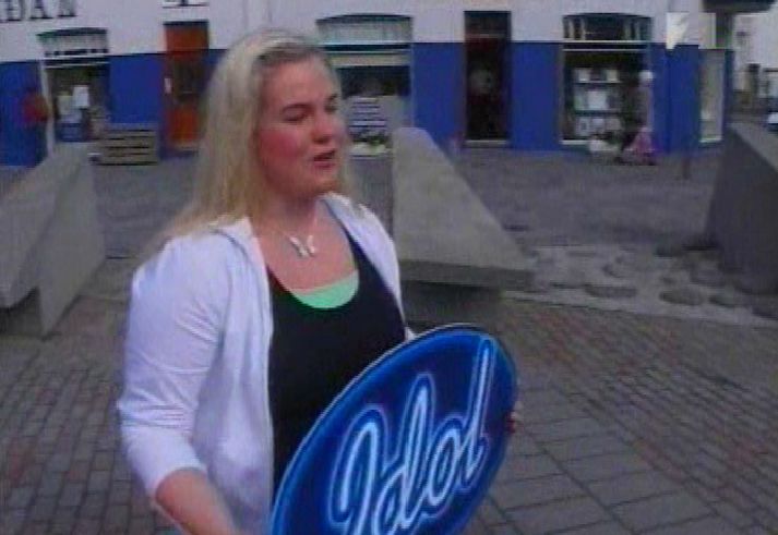 Svanhildur Garðarsdóttir var ein þeirra sem söng, en hún var sótt í bókabúðina og dregin út á torg til að syngja.