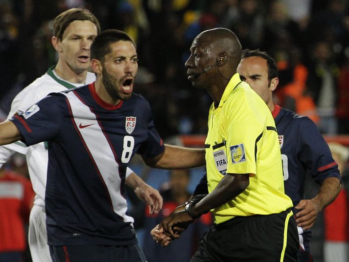 Clint Dempsey tjáir sig við dómarann frá Malí.