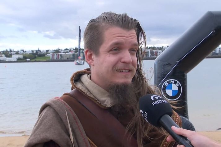 Jökull Tandri í Nauthólsvík þar sem hann tók á móti enska sundkappanum í fullum skrúða.