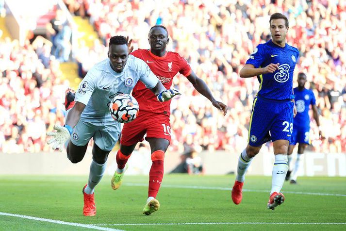 Edouard Mendy er hér á undan Sadio Mane í boltann í leik Chelsea og Liverpool.