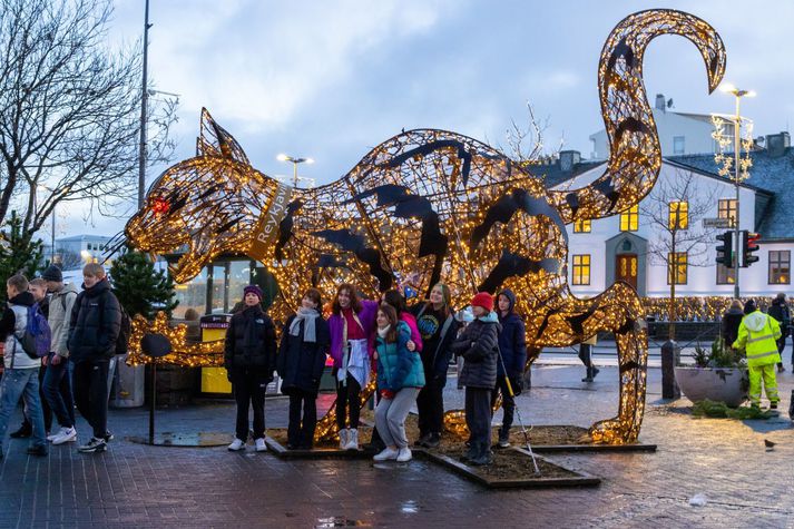 Gera má ráð fyrir vaxandi suðaustanátt um landið vestanvert annað kvöld.