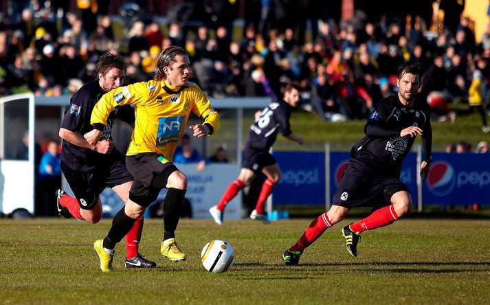 Jóhannes Karl skoraði stórglæsilegt mark í sigri ÍA á KR, 3-2, á Akranesi sumarið 2012.