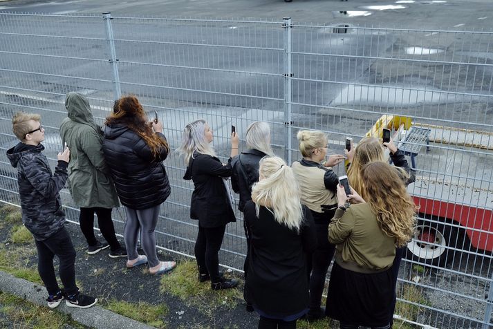 Aðdáendur Bieber mættu á Reykjavíkurflugvöll til að taka á móti honum þegar hann kom til landsins.