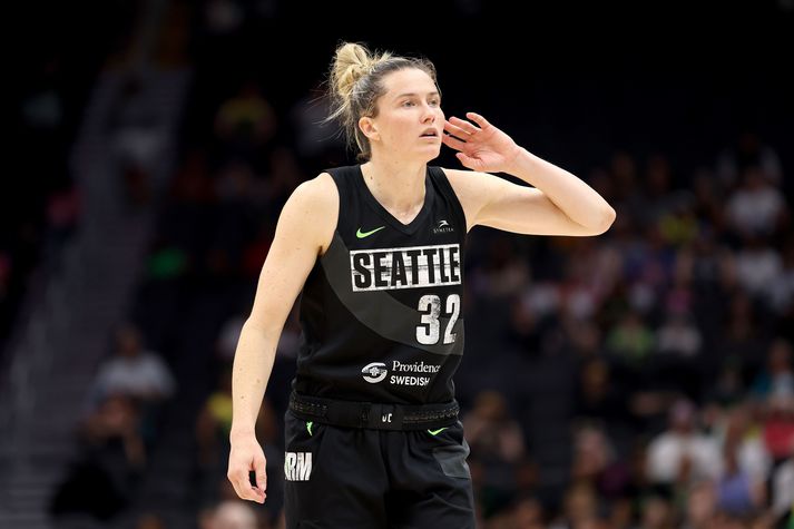 Sami Whitcomb í leik með Seattle Storm en hún átti flottan og um leið sérstakan leik um helgina.